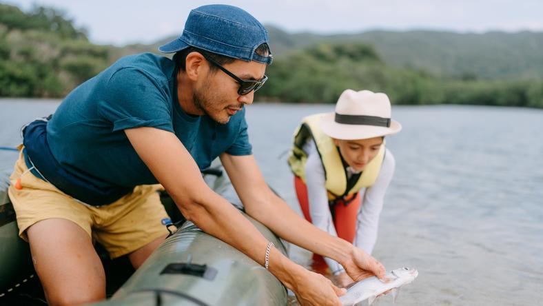 “放生矿泉水”被嘲上热搜,功德生意能安慰到谁